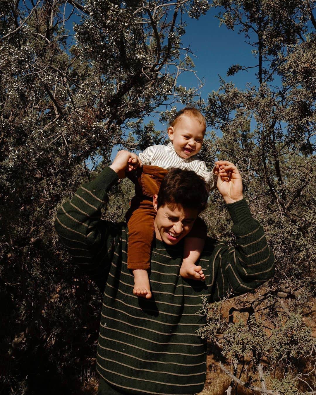 ナッシュ・グリアのインスタグラム：「I hope he never outgrows my shoulders 🥺」