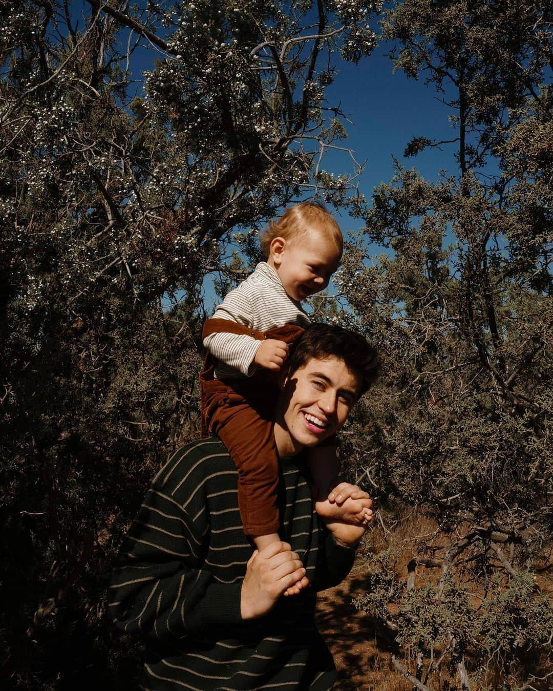 ナッシュ・グリアさんのインスタグラム写真 - (ナッシュ・グリアInstagram)「I hope he never outgrows my shoulders 🥺」12月8日 6時51分 - nashgrier