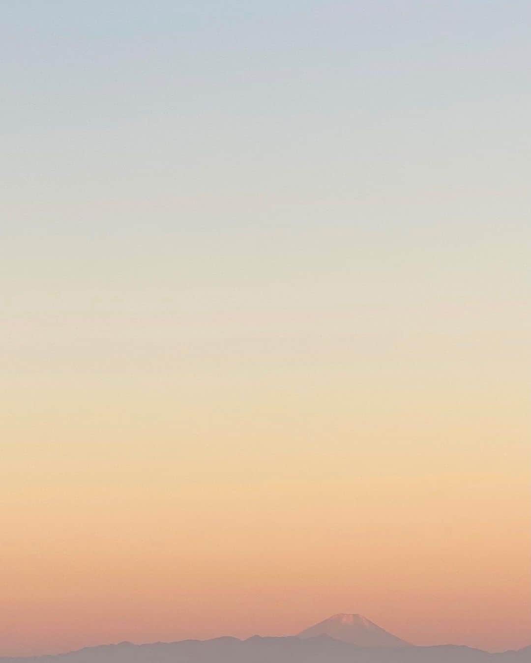 山中美智子さんのインスタグラム写真 - (山中美智子Instagram)「Good morning ☕️  早起きしたらとくした気分🌿  今日もいい天気そう🤍」12月8日 6時53分 - alexiastam1988