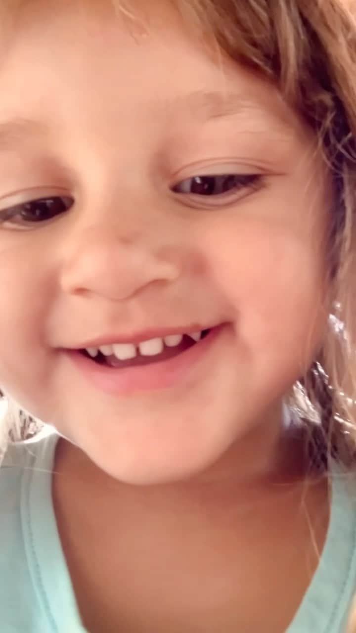 Yanna Lavigne 稲垣アンのインスタグラム：「Quando sua filha está muito quietinha, desconfie. Ela estará, sem dúvidas, com seu celular 😂💙」