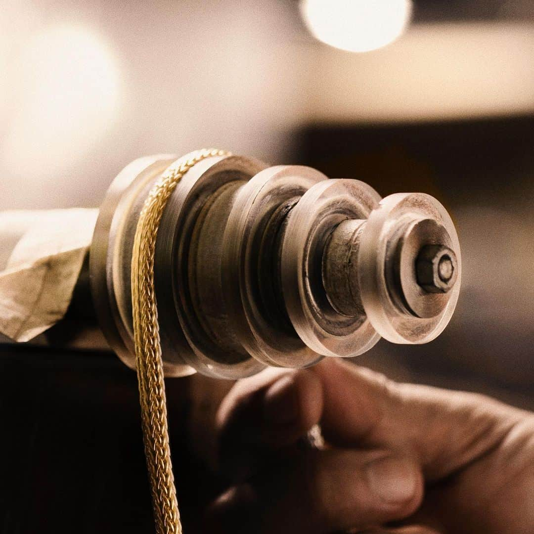 ジョン ハーディーさんのインスタグラム写真 - (ジョン ハーディーInstagram)「After each #ClassicChain is woven, it’s stretched and pulled by hand to create the signature, sinuous texture that drapes so softly on the skin. Shop our icon—link in bio.  #JohnHardy #HolidayGifts」12月8日 6時59分 - johnhardyjewelry