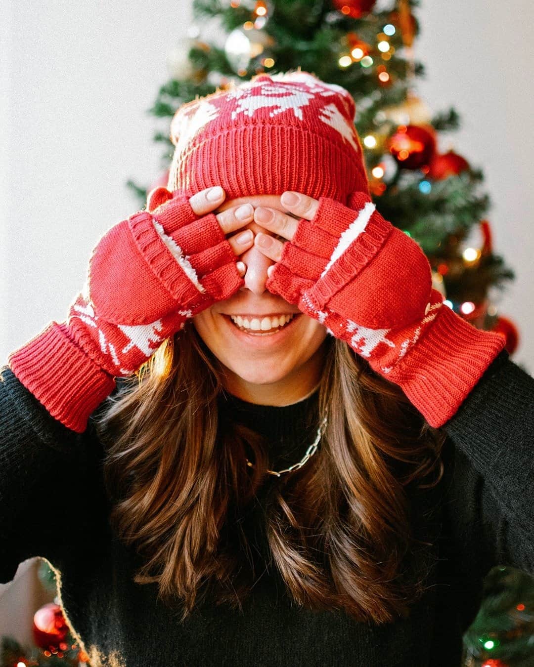 ヴェラブラッドリーさんのインスタグラム写真 - (ヴェラブラッドリーInstagram)「Festive finds 🎄 Head over to the link in bio for the best of the best deals like $15 hats, $20 gloves and MORE!  📸: @cassidyrallen * * * #verabradley #shop #gifts #sale #pattern」12月8日 7時01分 - verabradley
