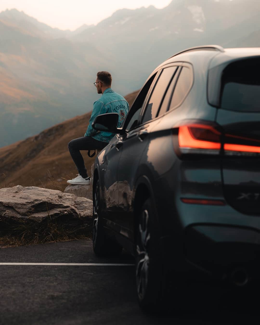 BMWさんのインスタグラム写真 - (BMWInstagram)「Is sunset your favorite color too? The BMW X1.  #TheX1 #BMW #X1 @mike.nimtsch @hrtpicture __ BMW X1 xDrive25e: Energy consumption in kWh/100 km (combined): 14.3–13.8. Fuel consumption in l/100 km (combined): 2.1–1.9. CO2 emissions in g/km (combined): 48–43. Further information: www.bmw.com/disclaimer.」12月8日 18時00分 - bmw