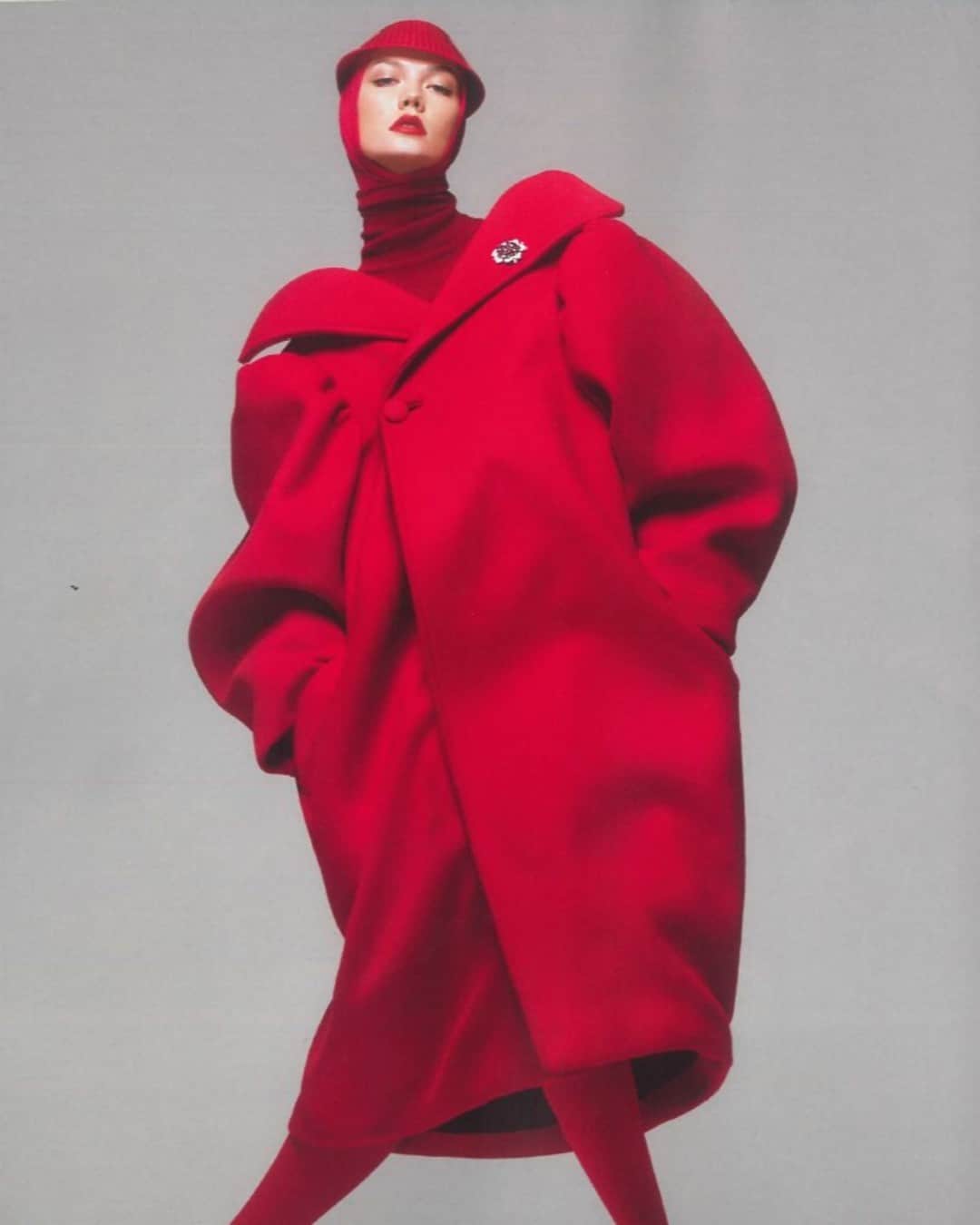 ジョンスメドレーさんのインスタグラム写真 - (ジョンスメドレーInstagram)「Take layering notes from Karlie Kloss. We suggest using a variety of textures if you're keeping it tonal.   #MadeInEngland #KarlieKloss #BritishVogue」12月8日 18時01分 - johnsmedleyknitwear
