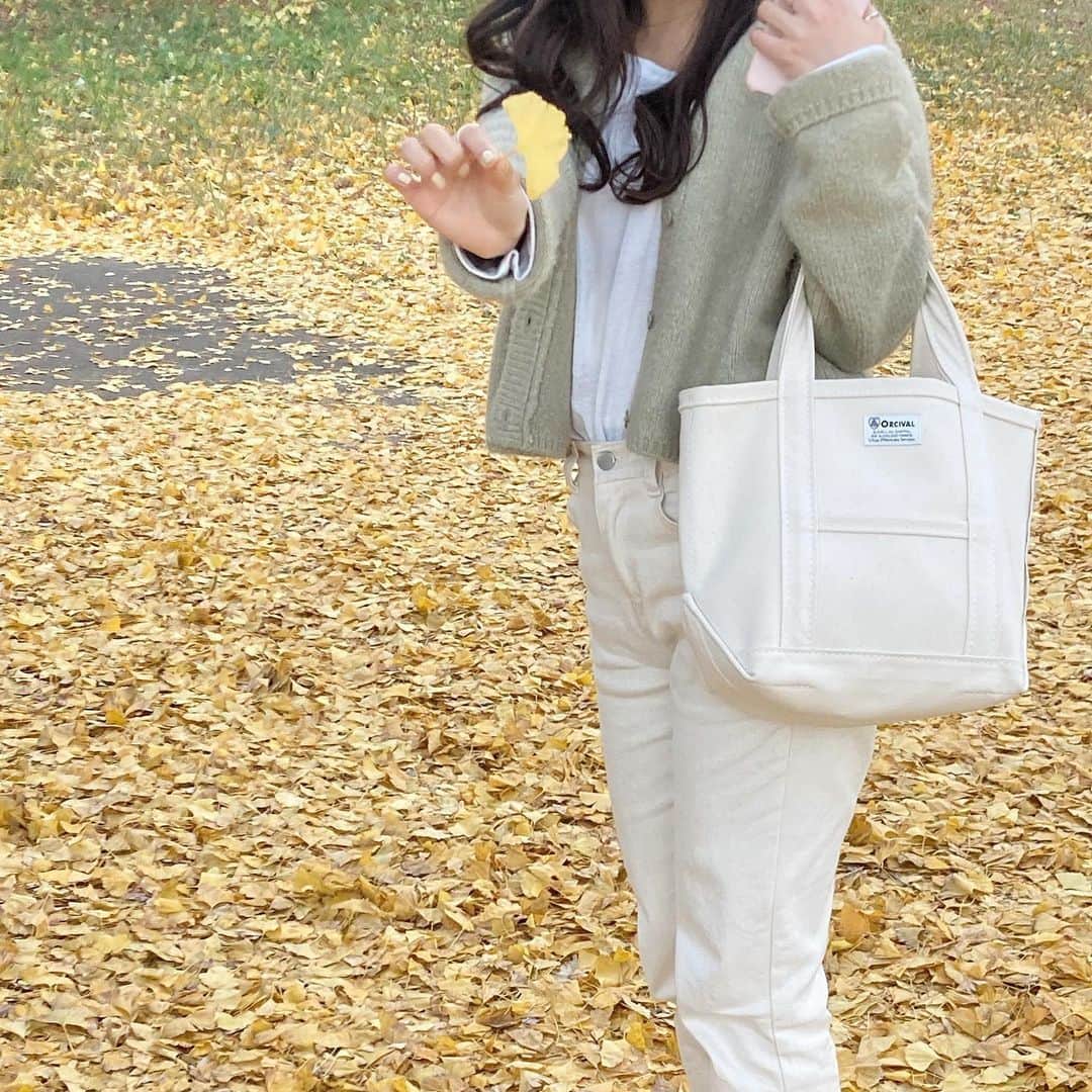 RiLiさんのインスタグラム写真 - (RiLiInstagram)「歩いて秋を満喫しちゃお💨【イチョウ並木】🍁💗⁣ ......⁣ 東京・神宮外苑や昭和記念公園などの【イチョウ並木】🍁秋をとっても感じられるスポットだよ❕❕⁣ 散っちゃったあとのイチョウの絨毯がとってもかわいいの♡ハートを作ったりブーケを作ったりしてたくさん写真を撮っちゃおう📷🎞⁣ もうすぐ散り切っちゃうから行きたい子は早めがオススメ❣️気になった子はぜひチェックしてね👀🌱⁣ ❣❣❣❣❣⁣ サイトやSNSで掲載させていただくお写真募集中😘📸⁣ かわいいコーデやアイテム、注目スポットなどが撮れたら、ハッシュタグ→#rili_tokyo  を付けて投稿❗⁣ ．⁣ Special Thanks💋 Photo by⁣ @minaho_119⁣ @sako0919⁣ @425jmn⁣ @erinko0315⁣ @aiki_hazama_m⁣ @__beau.vague__⁣ @iwkp_a⁣ @chi_x_x_x⁣ @mro_y801⁣ @_y_0318⁣ ．⁣ #イチョウ並木#お出かけスポット#秋#神宮外苑#昭和記念公園⁣  #rili_tokyo #おしゃれさんと繋がりたい #お洒落さんと繋がりたい #ファッション #패션스타그램 #ootd #outfit」12月8日 18時01分 - rili.tokyo