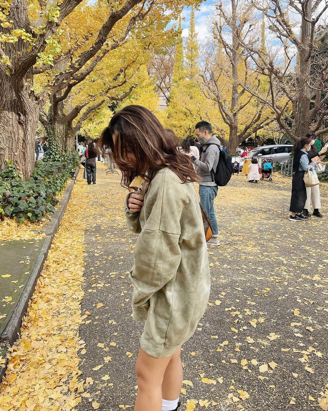 RiLiさんのインスタグラム写真 - (RiLiInstagram)「歩いて秋を満喫しちゃお💨【イチョウ並木】🍁💗⁣ ......⁣ 東京・神宮外苑や昭和記念公園などの【イチョウ並木】🍁秋をとっても感じられるスポットだよ❕❕⁣ 散っちゃったあとのイチョウの絨毯がとってもかわいいの♡ハートを作ったりブーケを作ったりしてたくさん写真を撮っちゃおう📷🎞⁣ もうすぐ散り切っちゃうから行きたい子は早めがオススメ❣️気になった子はぜひチェックしてね👀🌱⁣ ❣❣❣❣❣⁣ サイトやSNSで掲載させていただくお写真募集中😘📸⁣ かわいいコーデやアイテム、注目スポットなどが撮れたら、ハッシュタグ→#rili_tokyo  を付けて投稿❗⁣ ．⁣ Special Thanks💋 Photo by⁣ @minaho_119⁣ @sako0919⁣ @425jmn⁣ @erinko0315⁣ @aiki_hazama_m⁣ @__beau.vague__⁣ @iwkp_a⁣ @chi_x_x_x⁣ @mro_y801⁣ @_y_0318⁣ ．⁣ #イチョウ並木#お出かけスポット#秋#神宮外苑#昭和記念公園⁣  #rili_tokyo #おしゃれさんと繋がりたい #お洒落さんと繋がりたい #ファッション #패션스타그램 #ootd #outfit」12月8日 18時01分 - rili.tokyo