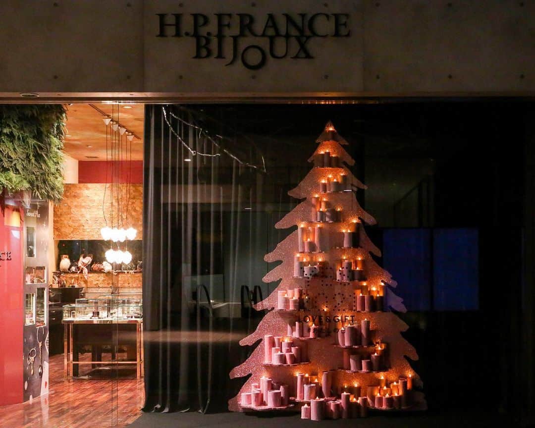 のインスタグラム：「【WINDOW GALLERY MARUNOUCHI】LOVE&GIFT わたしの日 "YES 2021"  パーソナルな想いをギフトに乗せて伝える、H.P.FRANCEのホリデーシーズンキャンペーン「LOVE & GIFT」。丸の内ウィンドウギャラリーには、 @hpfrance_bijoux が掲げるポジティブなメッセージ "YES 2021"を表現した大きなピンクのツリーが登場しました。 多くの困難を乗り越えた2020年、まっさらに始まる2021年に期待を込めて。ウィンドウに灯る光が、皆様の未来を明るく照らしますように･･･。 ． ■展示会期: ～2021年1月5日(火)  #hpfrancebijoux #marunouchi #christmas #christmastree #クリスマス #クリスマスツリー #イルミネーション #illumination #lifestyle #design #installation #空間演出 #hpfrance #アッシュぺーフランス #クリエイションが人を豊かにする」