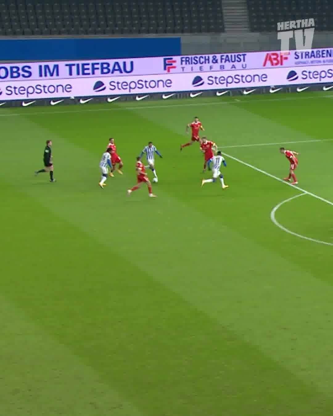 ヘルタ・ベルリンのインスタグラム：「Auch am Dienstagmorgen noch schön - Peter #Pekaríks Ausgleichstreffer und der erste Schritt Richtung Derbysieg! 🤩😍 @peter_lujzapekarik  Das ist unsere Szene des Spiels, präsentiert von @hyundai_de.  . . #BSCFCU #highlights #hyundai #HaHoHe #herthabsc」