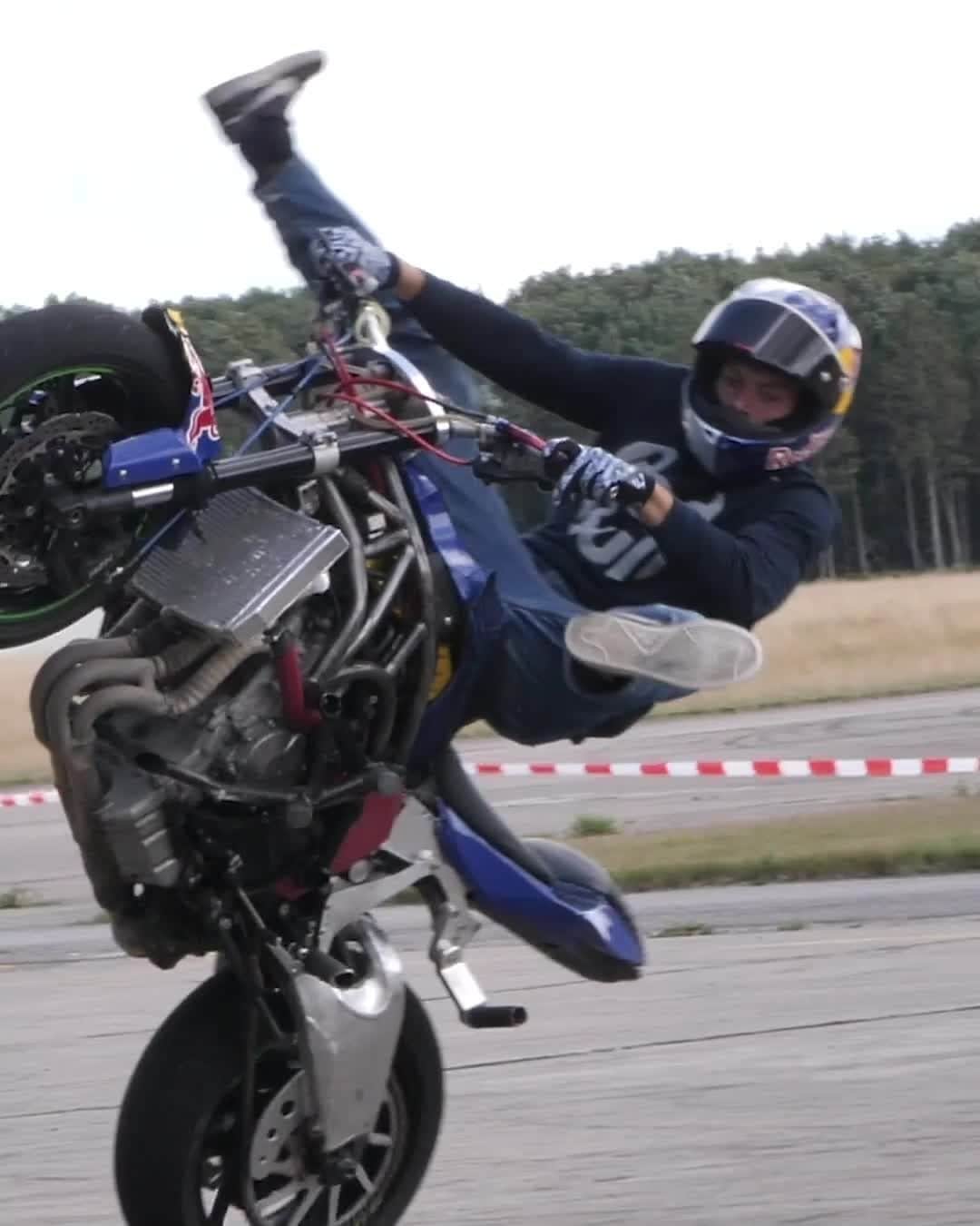 レッドブルのインスタグラム：「all hail the stunt riding LEGEND @mikecjensen 🙌 🔥   #redbull #givesyouwiiings #motorbike #stuntriding #stuntdrider #biketricks」