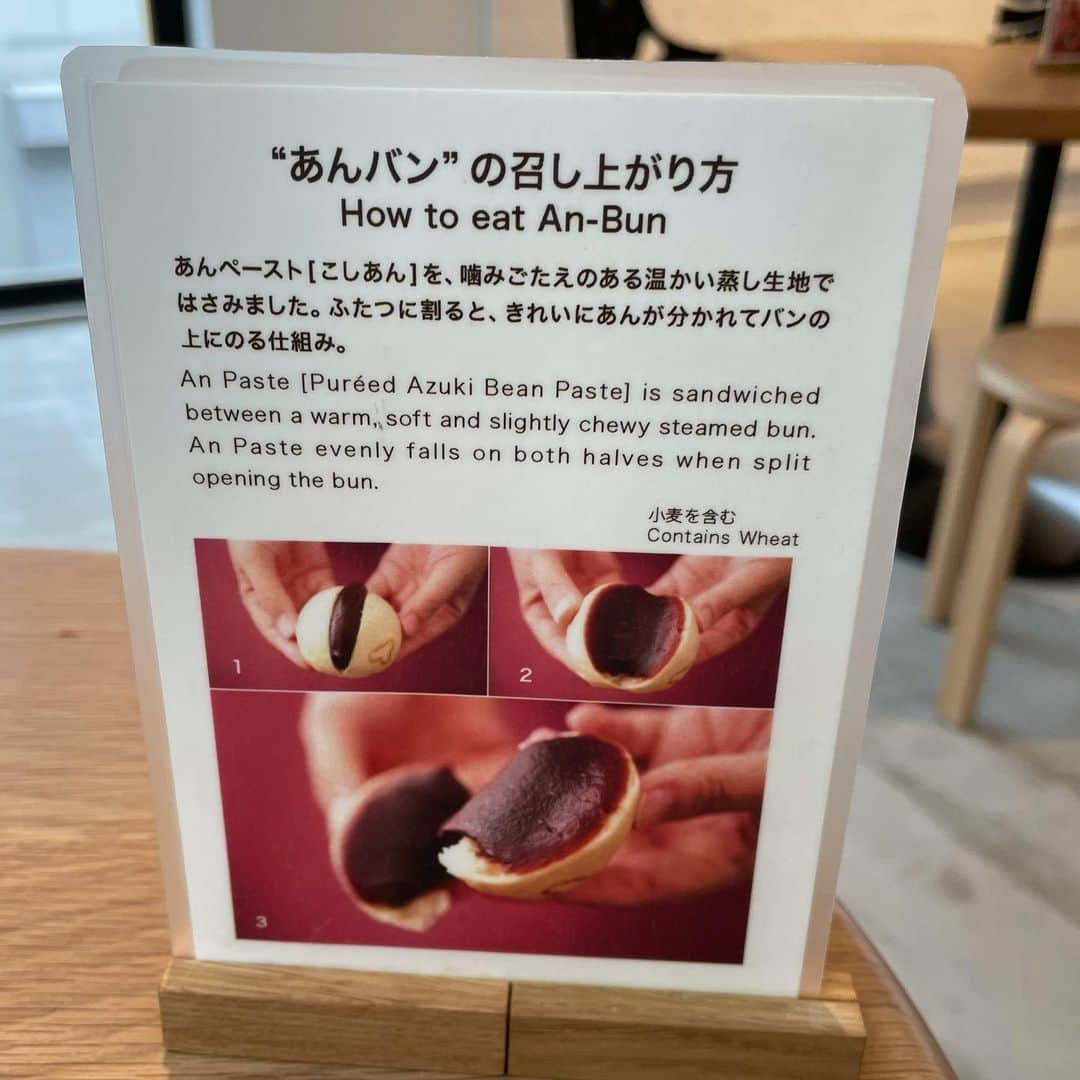 ゆうとグルメさんのインスタグラム写真 - (ゆうとグルメInstagram)「ㅤㅤㅤㅤㅤㅤㅤㅤㅤㅤㅤㅤㅤ 表参道にあるTORAYA CAFEさん(@torayacafe)の 「あんバン」431円 「あんペースト増量」33円 ㅤㅤㅤㅤㅤㅤㅤㅤㅤㅤㅤㅤㅤ 表参道駅から徒歩4分ほどのところにあるトラヤカフェさんは、老舗和菓子屋の虎屋が営むカフェ！ ㅤㅤㅤㅤㅤㅤㅤㅤㅤㅤㅤㅤㅤ 今回はお店の名物のあんぱんをあん増量で注文🍞 ㅤㅤㅤㅤㅤㅤㅤㅤㅤㅤㅤㅤㅤ せいろで蒸したもっちり食べごたえのある蒸しパンの間には、自家製のあんペーストをたっぷりサンド！ そのままかぶりついて食べてもいいけど、動画のように2つに割るとあんが綺麗に分かれてパンの上にのってくれます！ ㅤㅤㅤㅤㅤㅤㅤㅤㅤㅤㅤㅤㅤ 蒸したての温かいパン自体もおいしいし、和菓子屋だけあって上品な甘みのあんペーストがとにかくおいしい！ +33円で量を2倍にできるのであんこ好きの人は増量必須！ ㅤㅤㅤㅤㅤㅤㅤㅤㅤㅤㅤㅤㅤ 一緒に注文してみた抹茶オレには、シロップのかわりにあんペーストが入っていました！ よくかき混ぜて飲めば、ほろ苦い抹茶の風味にあんこの甘みが加わって絶妙な甘さ加減になってくれます🤤 ㅤㅤㅤㅤㅤㅤㅤㅤㅤㅤㅤㅤㅤ 店内は開放感があって雰囲気もよかったし、セットドリンクもほうじ茶かコーヒーを選べば+331円で付けれるので、表参道のカフェにしてはコスパもかなり良いと思う！ ㅤㅤㅤㅤㅤㅤㅤㅤㅤㅤㅤㅤㅤ おすすめ！！ ㅤㅤㅤㅤㅤㅤㅤㅤㅤㅤㅤㅤㅤ --------------------------------------- 📍東京都港区北青山3-12-16 ⏰11:00〜19:00 🛌水曜定休 🚃表参道駅から徒歩4分 --------------------------------------- #表参道カフェ #torayacafe #抹茶 #あんぱん」12月8日 17時54分 - yuuuuto38