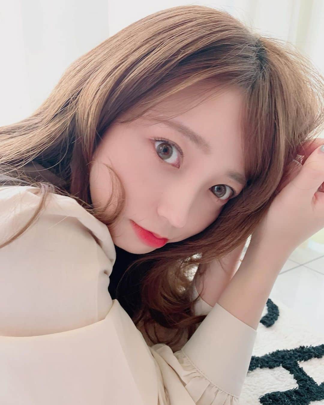 YUMIのインスタグラム：「. やっとスケジュール合って なつみさんに久しぶりに会えた💗 パリジェンヌしてもらったよ😘 @__na.212   この写真は上睫毛マスカラなしやけど マスカラなしでいいくらい、睫毛が長く見えるし 目に光が入るようになった〜😆💗  いつもゴリラ並みの握力で ビューラーしてたらまつ毛抜けちゃったから これで悩み解消される〜🤤✌️🦍  ありがとうございました🦙✨  最後の写真は3年前に撮影したの📷 懐かしいなー🤣  ワンピースは @iradowl_official 👗  #まつ毛#パリジェンヌラッシュリフト  #パリジェンヌ#まつげパーマ  #まつげ美容液#まつげ#iradowl」