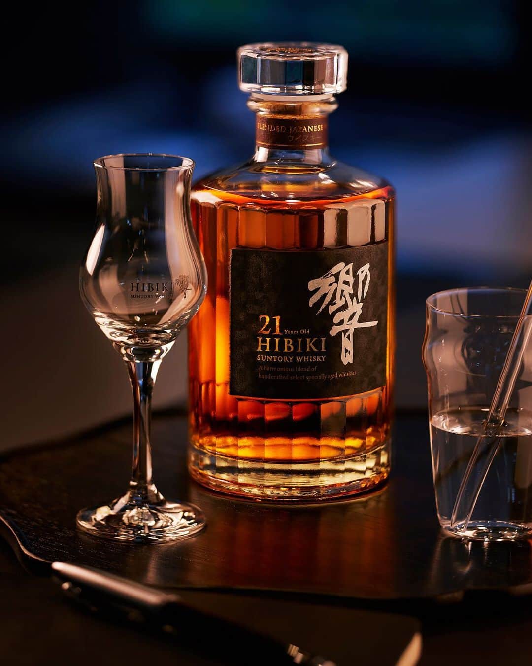 響 | SUNTORY WHISKY HIBIKIさんのインスタグラム写真 - (響 | SUNTORY WHISKY HIBIKIInstagram)「. HIBIKI TIME　～二十四節気・大雪～  豊かな香りを蓄えるストレートグラスを用意して Prepare a whisky tasting glass which conserves the rich aroma.  #hibiki #響 #二十四節気 #24seasons #大雪 #taisetsu #冬 #winter #テイスティング #tasting #homebar #homewhisky #midnight」12月8日 17時54分 - suntorywhisky_hibiki