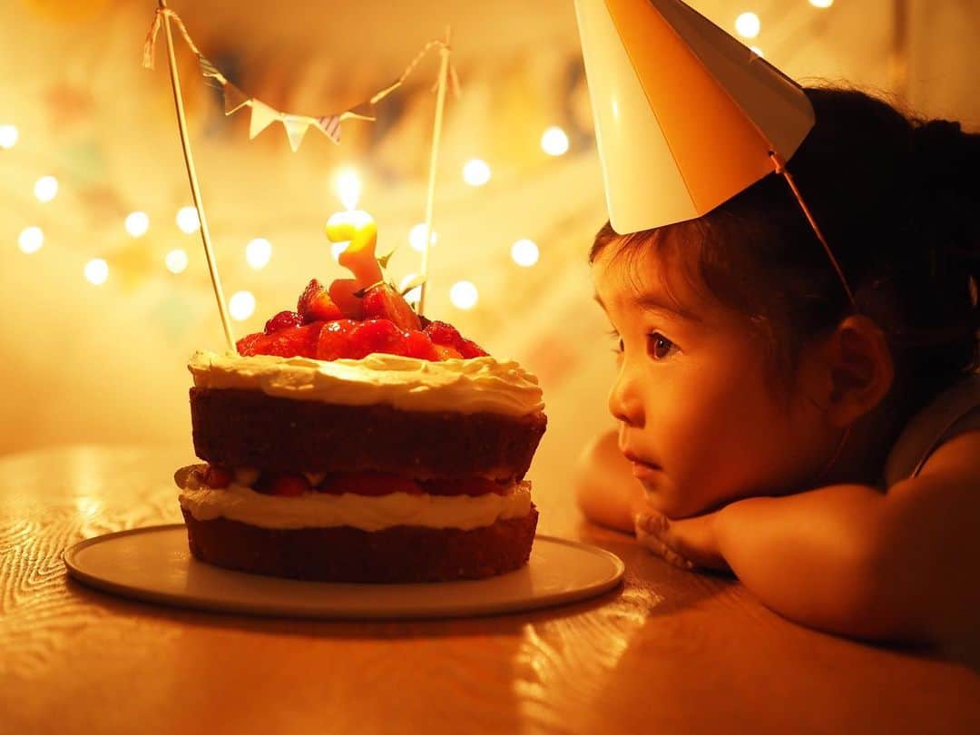 OLYMPUS_PEN_LOVERのインスタグラム：「Happy Birthday🎂 1年に1度の大切な日……♡ ケーキと一緒にぱしゃり！  25mm F1.8のレンズなら暗いところでもぶれにくい！ 大事な瞬間をしっかり撮影できちゃいます💫 人の視野に近い標準レンズなので、単焦点レンズ初心者さんにおすすめ❣️  ----------------------------------------------------﻿ 📷M.ZUIKO DIGITAL 25mm F1.8 #mzuiko25mmf18  ----------------------------------------------------﻿ ﻿ ﻿﻿ @olympus.pen からこちらもチェックしてみてくださいね👇👇﻿ —————————————﻿ PENとアートフィルター﻿ ➡️ハイライト『レンズ』﻿ —————————————﻿  ※不備があったため一度投稿を削除させていただきました💦 いいね等くださっていた方、大変失礼致しました。  ﻿﻿ #ごはん #玉ボケ #🍴 #ミラーレス一眼 #カメラ #camera #📷 #写真好きと繋がりたい #olympuspen #オリンパスペン #olympus #オリンパス #penとおでかけ #om_photo #om写真投稿 #penのある生活」