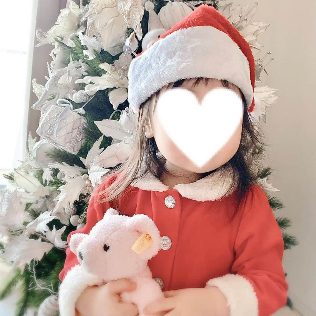 しゅんのインスタグラム：「小さなサンタクロース🎄 プレゼントまだ悩んでます👀💕 ひなちゃんの出産祝いでいただいた テディベアずっとお気に入り🧸  #赤ちゃん#女の子ママ#東京ママ#新米ママ#クリスマスコーデ#ベビークリスマス#ベビーコーデ#キッズコーデ#赤ちゃんのいる生活#クリスマス#クリスマスツリー#サンタ#サンタクロース#クリスマスプレゼント#2歳女の子コーデ#2歳女の子ママ」