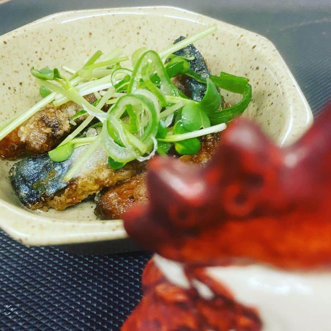 鶏魚 谷町のインスタグラム：「本日もお仕事お疲れ様です！ 谷町4丁目駅すぐ！ がぶ飲み酒場“鶏魚”です🐓  当店も有難い事にリピートしてくださる方も いらっしゃり、どうせならと、 コロコロお通しは変えております！ 本日のお通しは“〆鯖の南蛮漬け”  コロナも厳しいですが、完全対策にて お待ちしております🔥  #谷4#谷町4丁目#谷町#貝#海鮮居酒屋#牡蠣#飲み放題#セルフ飲み放題#お通し#付出」