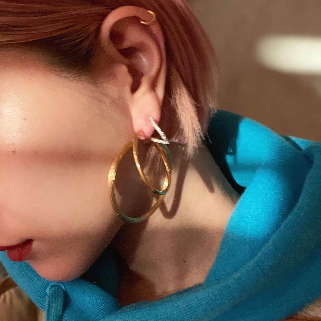 橋本江莉果さんのインスタグラム写真 - (橋本江莉果Instagram)「#newin @panconesi ✨🌟💫﻿ ﻿ 今年は久々大きめの #フープピアス をつけたくて💛﻿ ﻿ 存在感あって、スタイリングのポイントになって🙆🏼‍♀️💕﻿ ﻿ #earrings #earring #pierced #pierce #accessories #accessory #jewelry #fashion #style #ピアス」12月8日 17時57分 - erica_hashimoto