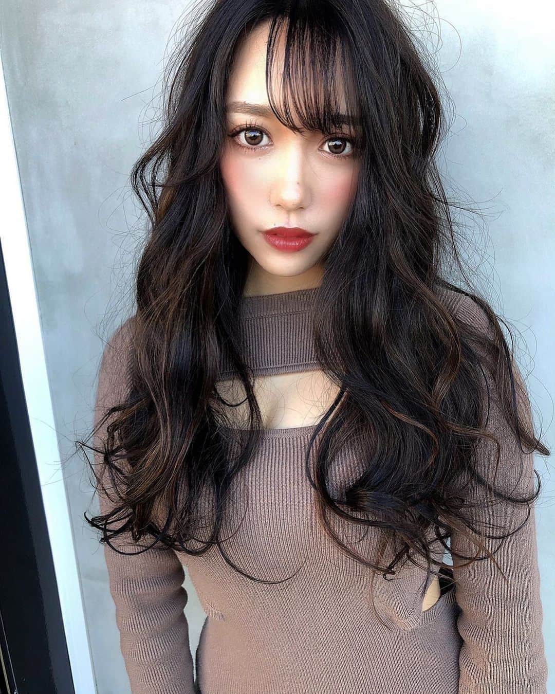 さなべいびーのインスタグラム：「﻿ ﻿ 今日寒すぎて手がかじかんでる✋🏻﻿ ﻿ ﻿ ﻿ .﻿ .﻿ .﻿ ﻿ ﻿ #サロンモデル　#ヘアサロン　#ヘアメイク　#名古屋　#セット　#ヘアセット　#サロモ　#愛知サロンモデル　#名古屋サロンモデル　#名古屋サロモ　#美容院　#撮影　#撮影データ」