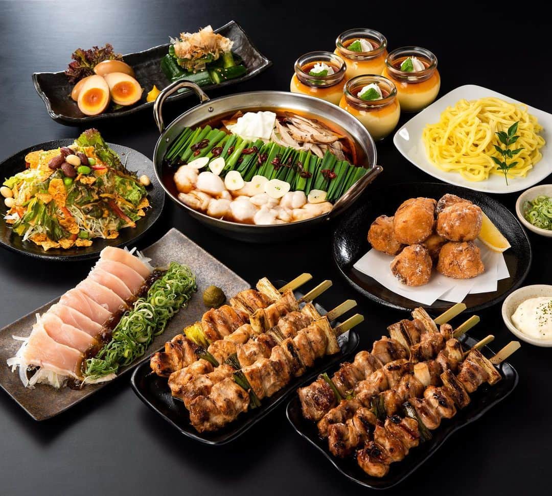 鳥二郎のインスタグラム：「. こんばんはー！ 鳥二郎です🐔  クリスマスや年末のご予定は お決まりでしょうか？？  女子会やお友達同士やカップル、 職場の方々と その場に応じたお得なコースを ご用意しております！コスパ最強✨ 鳥二郎のもつ鍋はほんとに美味しいですよ〜🤤 食物繊維やビタミンAの免疫力アップになる 食材もたっぷり！！  コロナウイルス感染予防対策も万全に行っております。  喫煙ブース完備の店舗もありますので 詳しくはプロフィールのURLからチェックしてね🌟  今週もご来店お待ちしております🐣♪ . #鳥二郎#居酒屋#食べ放題#食べ飲み放題#焼き鳥#忘年会#プチ忘年会」