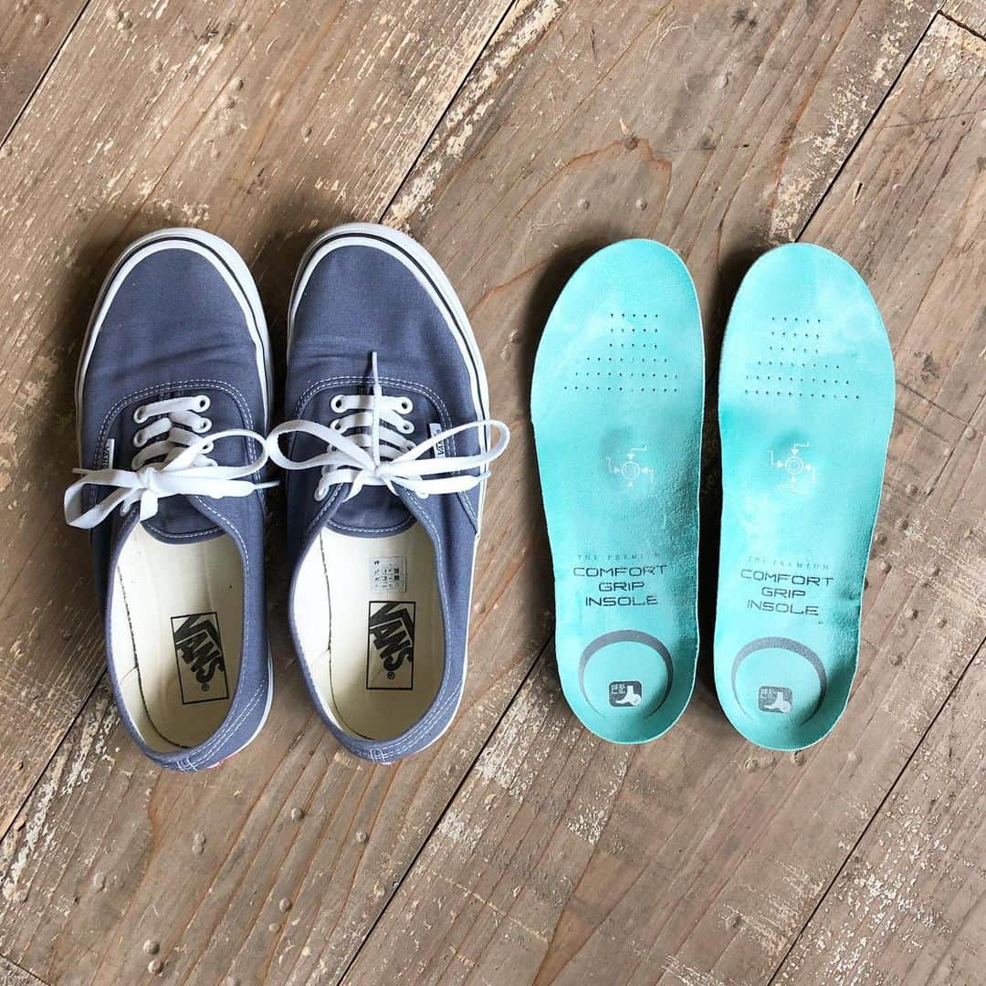 のインスタグラム：「#編集部の足元  〈vans〉はちょっといいインソール装着すると履き心地が劇的に変わる件です。マジですよ。個人的にはNBに流れる気はさらさらありません。（編集部・杉山）  #facy編集部 #vans #comfortgripinsole #足元 #ととのいま品」