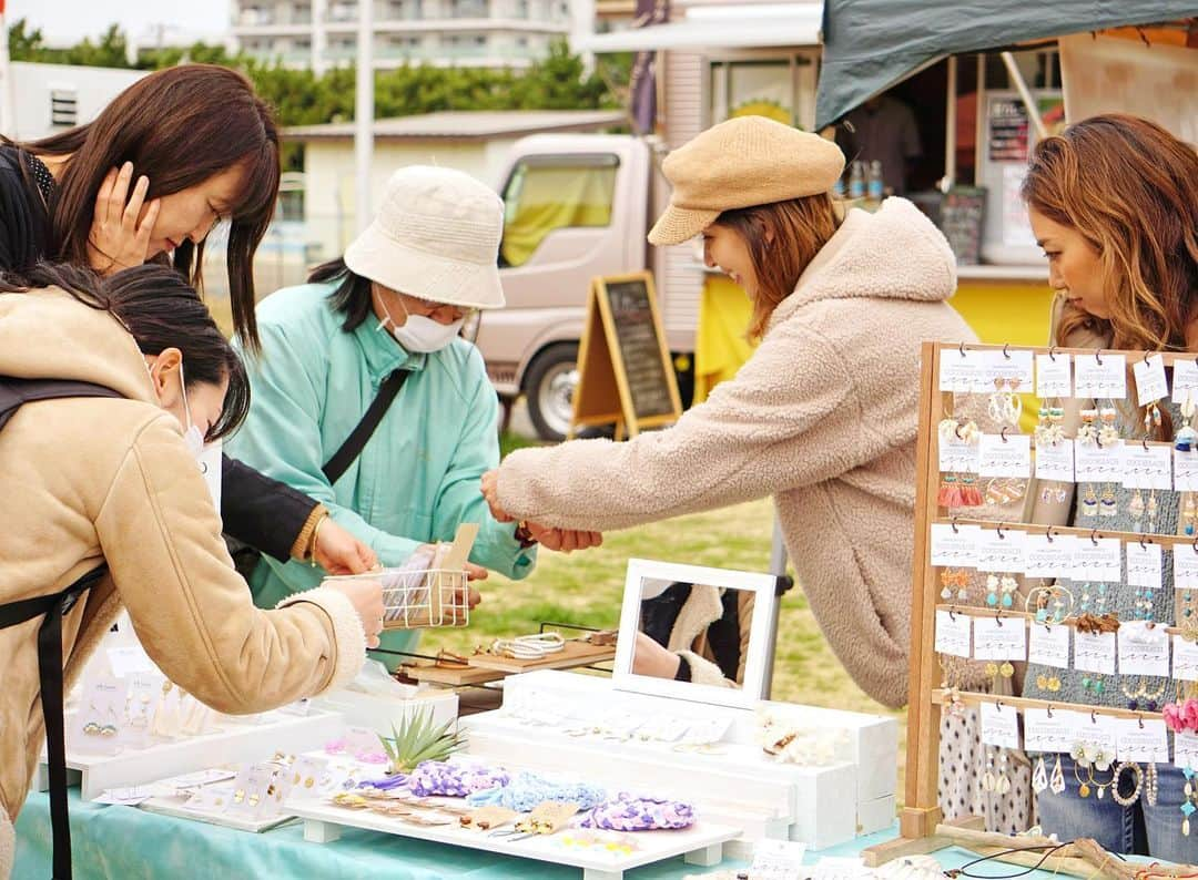 平塚市さんのインスタグラム写真 - (平塚市Instagram)「*​ 日曜日はSunSunマルシェ♪ キッチンカーの出来立てグルメ、 ハンドメイド雑貨やアクセサリーが揃う 青空マーケットです。 * 日時：12月13日(日)10:00～14:00 ※天候により中止の場合あり 場所：湘南海岸公園(高浜台34-1) * ★ご来場のみなさまへのお願い★ マスクの着用や手指消毒など 感染症対策にご協力ください。 また、37.5℃以上の発熱のある方 体調不良の方のご来場はご遠慮ください。 *** #手をつなぎたくなる街 #hiratsukagood #hiratsuka#平塚 #kanagawaphotoclub #公園#湘南海岸公園 #SunSunマルシェ #マルシェ#青空市 #ハンドメイド #キッチンカー #出来立て#グルメ #週末の過ごし方 #日々#暮らし #instagramjapan#igersj」12月8日 16時37分 - hiratsukagood