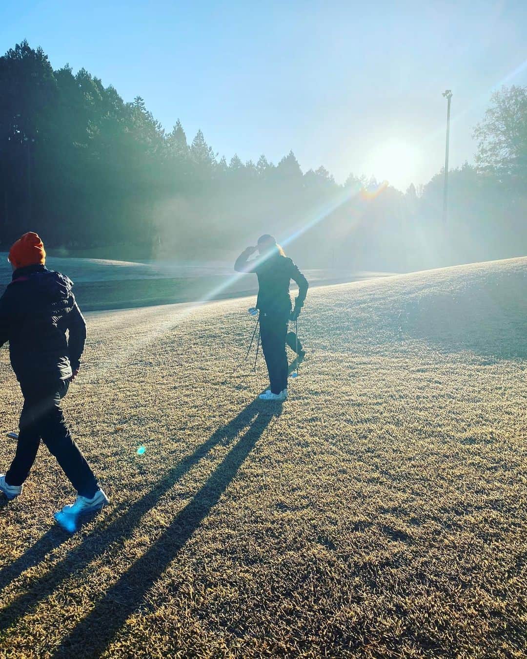 石原亜弥のインスタグラム：「🌄 日の出とともにショートで練習 #ゴルフ合宿」