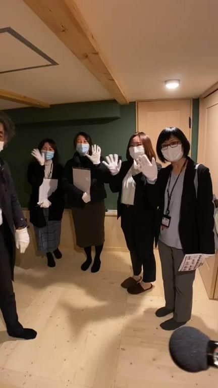 ネキストホームのインスタグラム：「12月8日火曜日のインスタライブは、見楽会開催中の#スキップフロアの家 宇都宮市のＩ様邸からお届けしました♪  #照明 計画をお手伝い頂いた、照明器具メーカー#大光電気 さんにも特別出演して頂きました！  @daiko_electric_co.ltd   #BinO #WAVE  - - - - - - - - - - - - - - - - - - - -  ・ 時を超えた、 新しいスタンダード。 #NEXTHAUSDESIGN ・ - - - - - - - - - - - - - - - - - - - -  more photos → @nexthausdesign1947 - - - - - - - - - - - - - - - - - - - -  ・ #ネクストハウスデザイン は心地よい#木の家 をお客様と一緒につくる#木造 の#注文住宅 を中心とした、創業1947年に創業した#宇都宮市 の#工務店 です。 ・ 大手ハウスメーカー 等が推奨する、30年ごとに建て替える家ではなく、#無垢材 やモイス などの#自然素材 を使い、そのご家族の#暮らし 方に合わせた#心地よい暮らし をご提案しています。 ・ そんな#家づくり を実際に体感できる#モデルハウス がありますので、ぜひご見学ください。 ・ あなたの理想の#マイホーム の答えが私たちの#家づくり にあります。 ・ #新築 用の#土地探し から#住宅ローン 等の資金計画まで、DMやメール、お電話等でいつでもご相談ください。 ・ #マイホーム計画 中の方は、HPより資料請求して頂ければ、コンセプトブック等をお届けいたします。 ・ ↓のプロフィール欄からHPに移動できます。 ・ - - - - - - - - - - - - - - - - - - - -  @nexthausdesign1947 - - - - - - - - - - - - - - - - - - - - ・ ・ 施工対応エリア ・ #栃木県 全域 #宇都宮市 #さくら市 #真岡市 #下野市 #日光市 など ・ 車で1時間以内の範囲を主に施工エリアとしていますが、それ以外の地域の方もお気軽にご相談ください。 - - - - - - - - - - - - - - - - - - - -  このインスタの管理人は世界を変える住宅屋 @mizonobe です。 家づくりに関することも、そうで無いことも ご相談お待ちしてます！」
