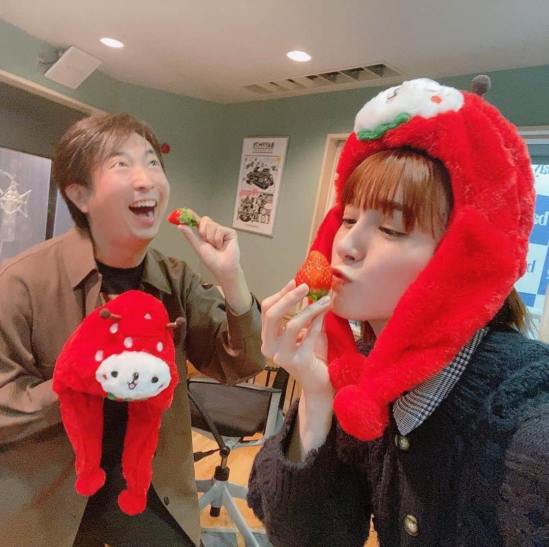 有村昆さんのインスタグラム写真 - (有村昆Instagram)「現在、#bayfm #bayline 生放送だよー！  ロビンちゃんの #ユージュアルサスペクツ 批評も楽しみだー  #有村昆　#岡田ロビン翔子   そして、#山武市 いちご美味しいね〜 #ナゲッツ」12月8日 16時51分 - kon_arimura