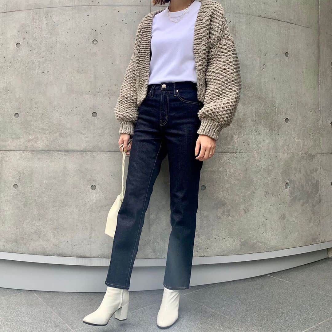 Moname Official Instagramのインスタグラム：「. ストレートシルエットのMILLA(ミラ)。 太すぎないスリムさと 女性らしさのあるシルエット✨ 脚の形も程よくカバーしてくれる優秀デニム❤️ . MILLA-Straight- No.41103008 Color. RIN ¥16,000 +tax . 165cm  #moname #モナーム#20aw#ストレート #denim #fashion #ootd #おしゃれ #おしゃれ女子 #パンツ #カジュアルコーデ #シンプルコーデ #着回しコーデ #今日のコーデ#パンツスタイル#着画 #ラフコーデ #きれいめコーデ #ストレート #冬コーデ #着回し #160cm  #大人女子#デニム#美脚#ストレッチデニム #大人カジュアル#秋冬」