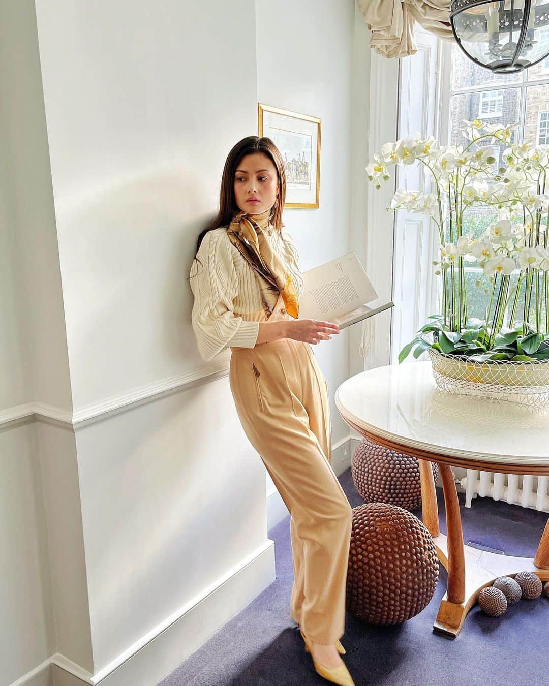 のインスタグラム：「Maybe I have always been a homebody but 2020 has made me love my home even more. It’s a sanctuary, a library, a playground, a restaurant. It’s a home not just a house. It’s got cracks and blemishes because the build is old (like most of london) but it’s loved and looked after.  On the outfit notes, these trousers were my mothers. I am nearly the age she was when she bought them. Which is mind blowing. The cardigan I was gifted at the new Temperley store on draycott avenue. #peonylimhomedecor #peonylimstyle #vintagehermes」