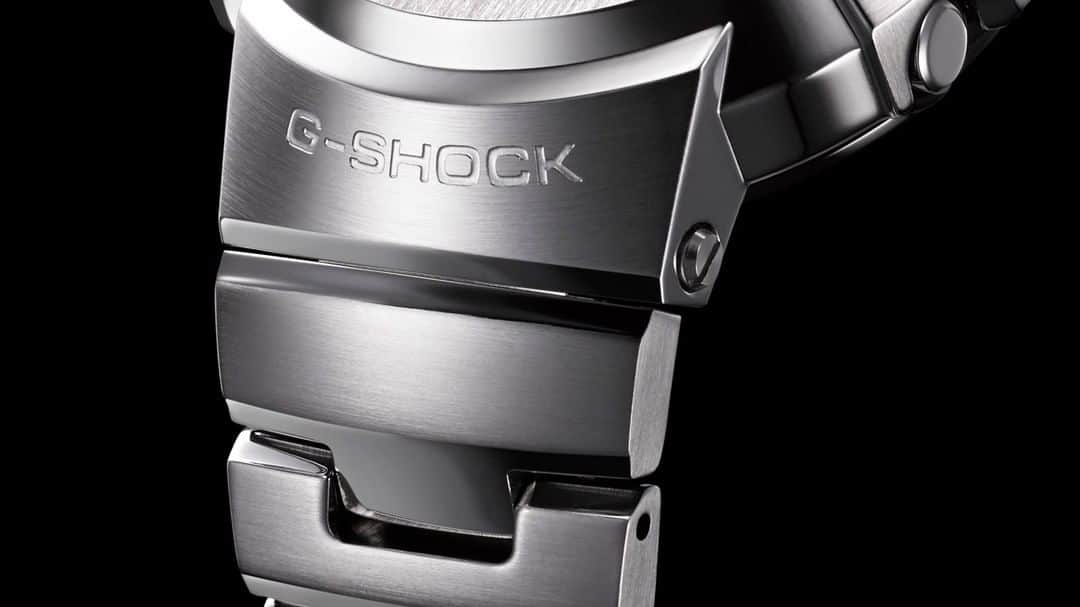 G-SHOCKさんのインスタグラム写真 - (G-SHOCKInstagram)「AWM-500  独創と革新を体現したフルメタルモデル、AWM-500。異形針、加飾文字など、オリジナルデザインを細部まで忠実に再現。さらにステンレスムクバンドを採用し、バンド3コマ目までを三次曲線化。曲面形状でケースとの一体感を持たせた、オリジナル樹脂バンドのデザインをメタル素材で再現しました。  This is the all-metal AWM-500 that embodies originality and innovation.  From variant hand shapes to decorative letters and numerals, design features of the first-generation analog model are reproduced in the AWM-500. It uses Solid Stainless Steel Band that features three-dimensional curvature up to the third increment. The original resin band's design is reproduced in metal, with its curved form lending a sense of unified identity with the case.  AWM-500D-1AJF  #g_shock #aw500 #metal #watchoftheday」12月8日 17時00分 - gshock_jp