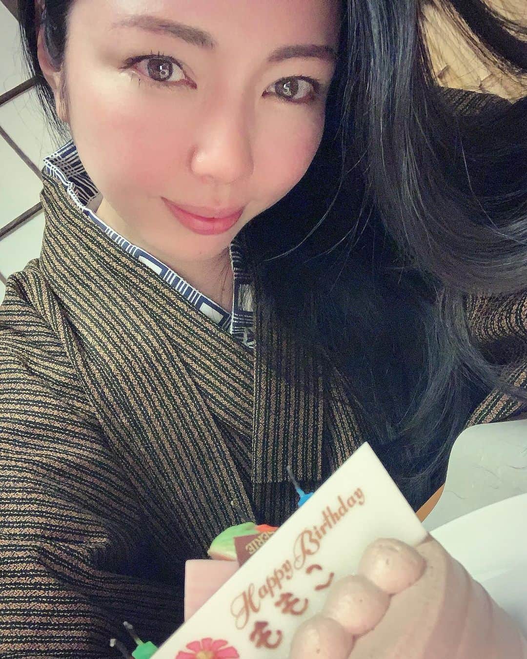 永野桃子　のインスタグラム：「お誕生日でした🎂✨  久しぶりに草津の温泉でのーんびり🧖‍♀️♨️大好きな白いにごり湯。きくーっ！ツルツルーっ！ アツいお湯が最高でした✨  皆んなは、好きな温泉地ありますか？♨️  浴衣、丈が足りていて奇跡だった😂✨  年末に向けて、 作業スピードアップ！頑張ります 💖  ではでは #本日もお疲れ様でした　❣️  #温泉 #温泉女子 #温泉好き #ととのった」