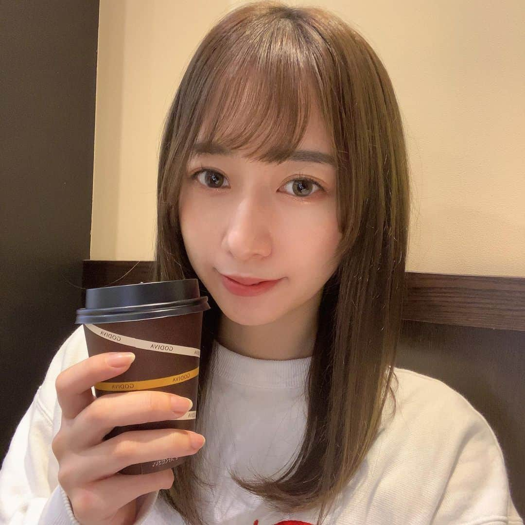 大須賀あみさんのインスタグラム写真 - (大須賀あみInstagram)「☕️﻿ ﻿ 冷たいショコリキサーは飲んだことあるけど﻿ 今日はじめて温かいの飲んだ！﻿ ﻿ 美味しくてほっこりした☺︎﻿ ﻿ でも今日少しあたたかかったね〜﻿ 嬉しいね〜﻿ ﻿ 美味しい飲み物と良い天気って﻿ 前向きになる良き組み合わせだと思う👌✨﻿ ﻿ ﻿  #godivachocolatier #ショコリキサーでしあわせ #トレーナー女子 #チャンピオンコーデ」12月8日 16時57分 - osugaami_official