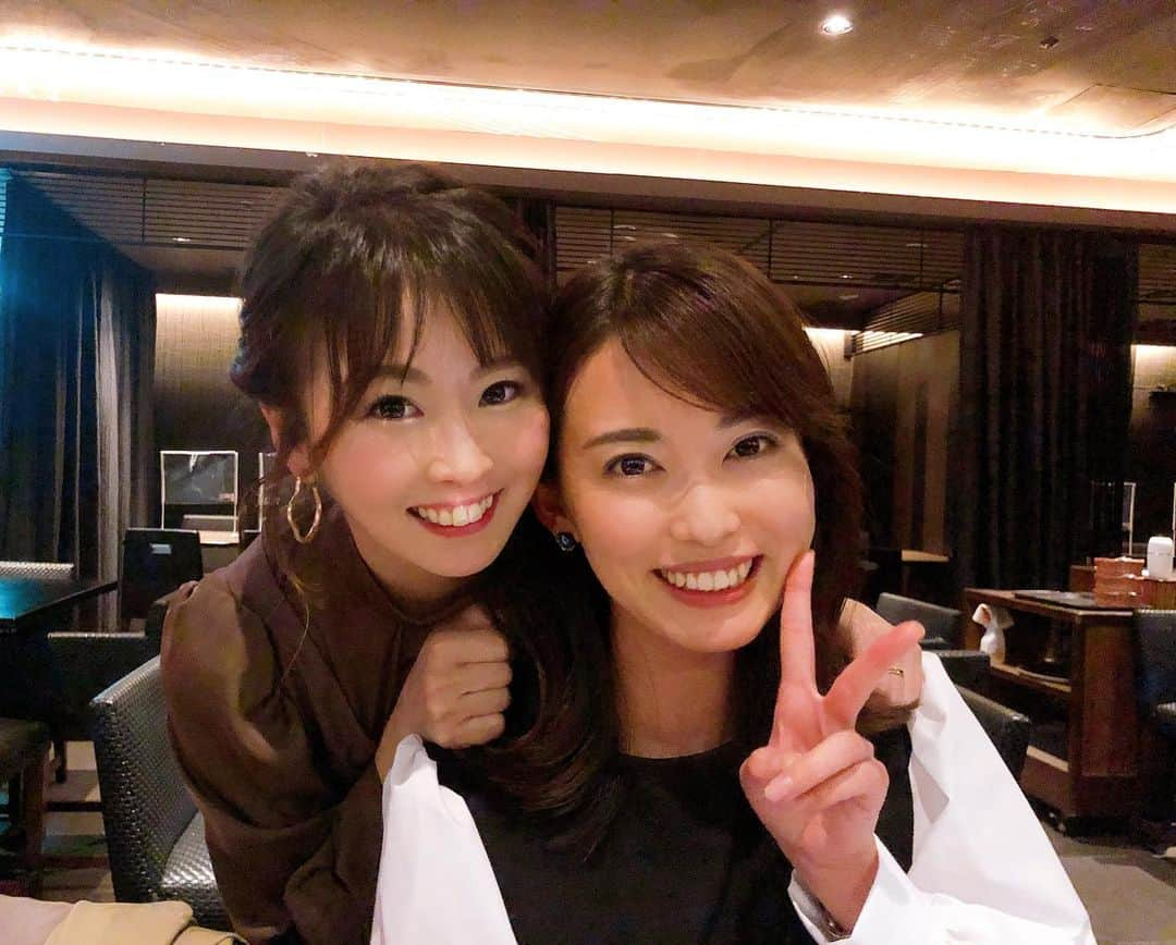 楪望さんのインスタグラム写真 - (楪望Instagram)「同期アナのまきとは、実は大学も一緒だったり👩‍🏫✨ （うちの大学、マンモス校じゃないからマスコミ同期って貴重なのよね、ここだけの話🤫💓） * まきと会うのは、今年の2月❄️NYに出張で行った時に会ったっきり…！🗽🇺🇸 しかも、時間なくて30分くらいでバイバイした記憶😂 * まきー！お帰りなさい✈️💓 日本ではゆっくり会おうねー❤️ * #アナウンサー #同期 #早川茉希 #ny #しかし会えたの奇跡だったよね笑 #帰国 #お帰りなさい #横国 #同級生」12月8日 16時57分 - nozomi_yuzuriha_official