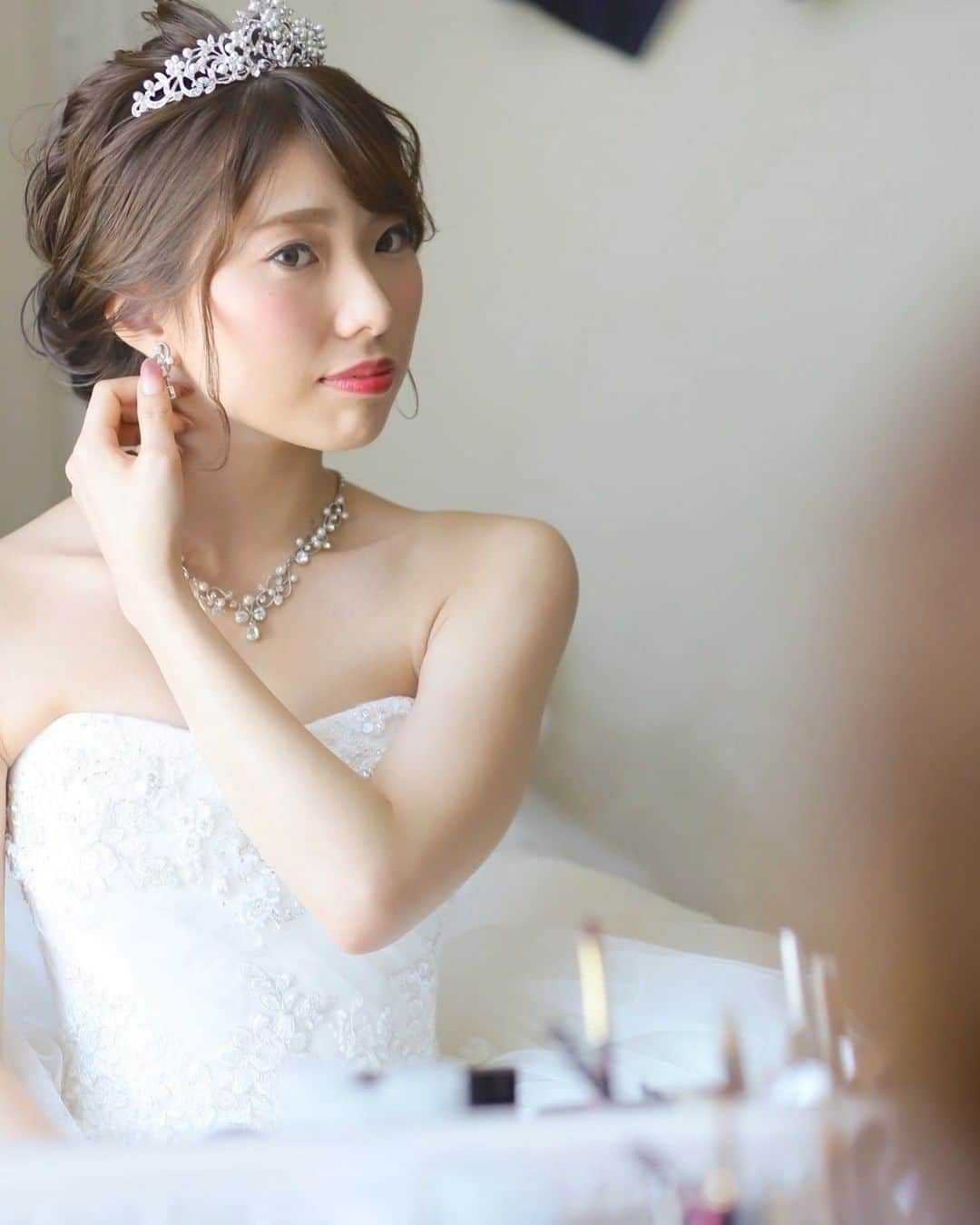 のインスタグラム：「. 花嫁姿となる特別なひととき..* 挙式前のブライズルームでの時間は 残しておきたいシャッターチャンスが盛り沢山♡  【会場】𝐓𝐇𝐄 𝐒𝐓𝐘𝐋𝐄　𝐠𝐫𝐚𝐧𝐣𝐲𝐨𝐮𝐫 . -------------------- . @thestyle_okayamaをフォローし #ザスタイル岡山 をつけて 検索してくださいね♪ . #スタイルズ花嫁 #thestyleokayama #wedding #weddingdress #ウェディングドレス #ブライダルハウスTUTU #ブライダルハウスチュチュ #岡山 #岡山花嫁 #岡山ウェディング #プレ花嫁 #卒花 #披露宴 #結婚式 #結婚式場 #結婚式準備 #DRESSY花嫁 #marryxoxo #ウェディングニュース #シェアーズヘアメイク #お支度ショット #ブライズルーム #ティアラ #花嫁コーディネート #ブライダルアクセサリー #撮影指示書 #ウェディングフォト #結婚式当日レポ #花嫁」