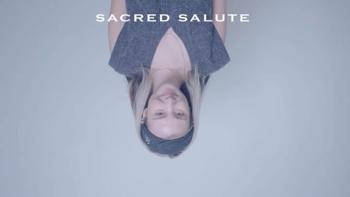 孫尤安（YoannaS）のインスタグラム：「我們的SACRED SALUTE孫懂 全新保養collection推出了✨ 還給自己做了首孫懂主題曲置入(自肥)  繼承明治時期的外婆衣缽、秉持成為素顏奇蹟的職人精神  孫懂這次的全新系列 講求還原最原始美好的初生膚質  就想要和外婆一樣當個直至88歲不見老人斑這樣的素顏奇蹟  已經首波購買的大家都給了很熱烈的反饋；看到自己的寶寶能為需要的人幫上忙真的很感人～～～🤍  也謝謝你棉✨  12/7-12/12官網雙12優惠活動 正如火如荼的進行中  Go check it out ✨  👉🏻：sacredsalute.co  @sacredsalute   🎥： @lucas__visual」