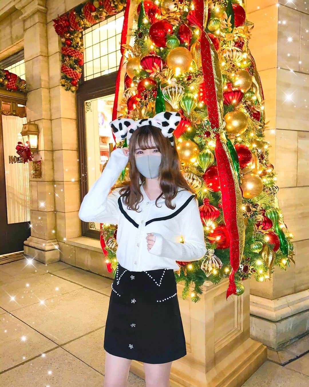 のインスタグラム：「ㅤ ㅤ 101匹わんちゃんバウンド🐶🐾🤍 ㅤ ㅤ tops/ @kaitlyn__jp skirt / @zoejenko_official ㅤ ㅤ パールとビジューたっぷりコーデで 冬っぽバウンドを組んでみました⛄️❄️🤍 トップスもスカートも可愛くて お気に入りコーデ💭💓 ㅤ ㅤ シーは色んなところにクリスマスツリーがあって ランドよりクリスマス感強い感じがした🎅🏻🎄❤️ ㅤ ㅤ ㅤ ㅤ ㅤ ㅤ ㅤ ㅤ #kana_disney #kana_disneybound ㅤ #東京ディズニーリゾート #東京ディズニーシー #ディズニーシー #クリスマスディズニー #マグダックスデパートメントストア #アメリカンウォーターフロント #ディズニーバウンド #101匹わんちゃんバウンド #tokyodisneyresort #tdr #tokyodisneysea #tds #disneychristmas #disneybound #dalmatianbound」