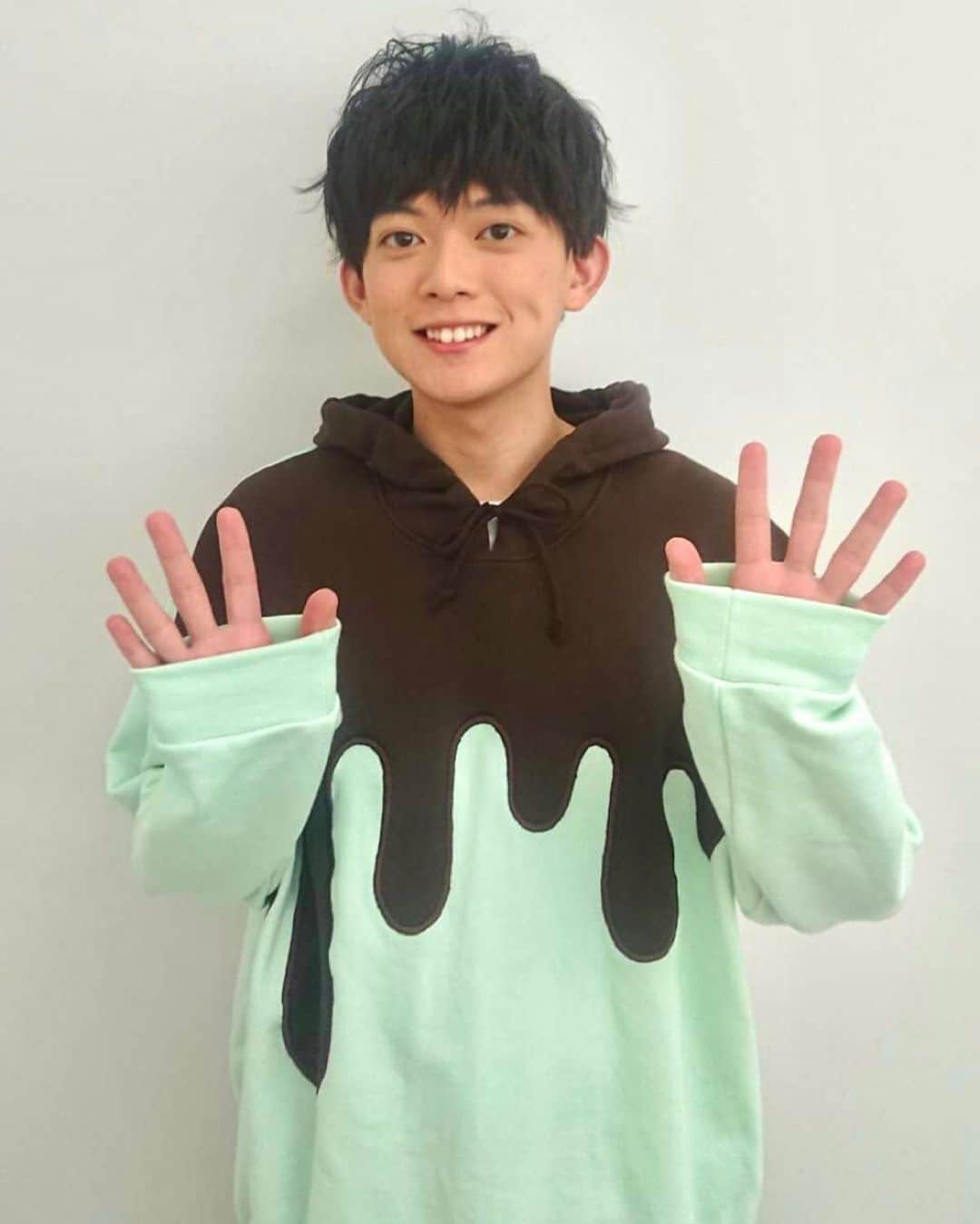 松丸亮吾のインスタグラム：「今日 #ヒルナンデス で着てた #MILKBOY のパーカー、めっちゃ良くないですか？？」