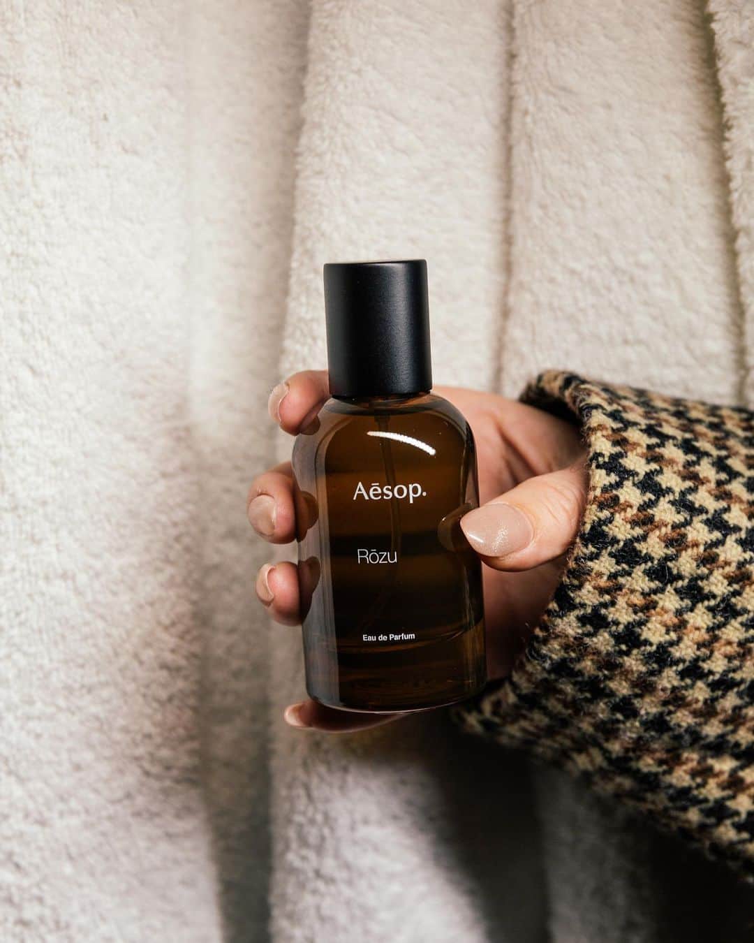 MARISのインスタグラム：「@FWRD で  @aesopskincare のPerfumeを新調🌹 ここ最近香水っていう香水をつけてなかったんだけどこの香り、すっかり気に入ってこれにしたの🌹 "Rozu “ ナチュラルな香りが好き🤍 Roseだけじゃなくてwoodぽい香りもするRozu 🤍 久しぶりに香水でいいの見つけた🏷🤍 癒される🤤❤️ @fwrd は @revolve のラグジュアリーサイトでブランドのセレクトが好きでよくチェックするんだ❤️ ビューティーも豊富だから是非チェックしてみて🤍🌹🏷  #ルックフォーワード #lookfwrd  #fashion #beauty #aesop」