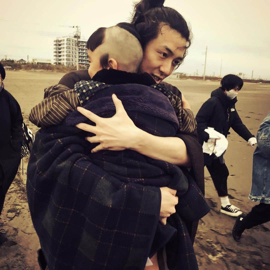 藤井風さんのインスタグラム写真 - (藤井風Instagram)「Hedemo Ne-Yo [Music Video]  Shooting was cold but the vibes are on fire 🔥 thank you much for all your hard work 💪 . Starring  . Tao Cloudom Kily Shakley Sheri . Director : Kento Yamada @dutch_tokyo  . Director of Photography : Tomoyuki Kawakami @tomoyuki_kawakami  Camera Assistant : Kohei Shimazu @kohei_shimaz  Steadicam Operator : Takuma Iwata @takumamatataa  Drone Pilot : Yukio Kamishima Drone Camera Operator : Akihiko Nihonmatsu . Lighting Director : Koushiro Ueno Lighting Assistant : Shohei Nakagawa . Production Design : Chihiro Matsumoto Stant Coordinator : Masaki Inadome / Hiroto Hashimoto . Stylist : Masataka Hattori @masataka_hattori  Stylist Assistant : Ayako Oguri  Hair & Make-up : TAKAI @rr_takai_  Special Effect Make-up : KAIHO @kaiho10  Tao’s Hair : Kaori Yagi @karly_hairmake  . Casting : Oi-chan @oi_chan_  Transportation Department : Hideo Kikuta / Takanori Ogata / Tsuyoshi Ozawa  . Title Design : Monaco Colorlist : Masahiro Ishiyama @masahiro_ishiyama_color (DIGITAL GARDEN) Online Editor : Shunsuke Endo . Producer : Taro Mikami @taro_mik / Keisuke Homan @keisuke_homan  Assistant Producer : Gen Ouchi  Production Manager : Rei Sakai Production Assistant : Miki Sakurai / Rina Waki /Atsushi Yoneda / Yusuke Morohashi Production : CEKAI / OVERA . Special Thanks : Pop Circus」12月8日 17時10分 - fujiikaze