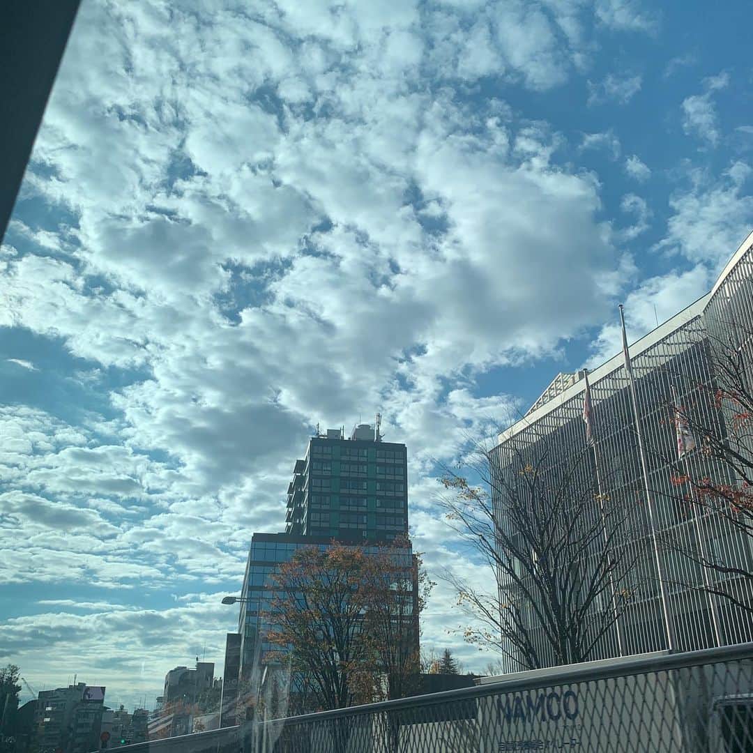 LiLyさんのインスタグラム写真 - (LiLyInstagram)「𝙸𝚖 𝚒𝚗 𝚕𝚘𝚟𝚎 𝚠𝚒𝚝𝚑 𝚖𝚢 𝚕𝚒𝚏𝚎. 幸せって、不幸以上に 叫びづらい。でも、 言葉にして残したい、 真実だから。 幸せとは、 瞬間美だから。 𝙸𝚖 𝚜𝚞𝚙𝚎𝚛 𝚑𝚊𝚙𝚙𝚢 𝚗𝚘𝚠.  #別ればなしTOKYO2020 #tokyo #sky #nofilter」12月8日 17時13分 - lilylilylilycom