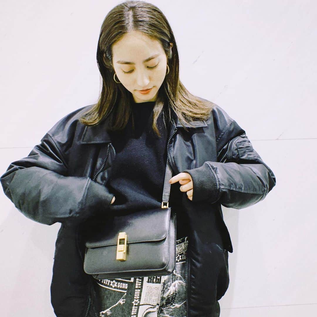 のインスタグラム：「@ysl #SaintLaurent どんなコーデにも上品さをもたらしてくれる、新入りバッグちゃん。 古着と合わせたい気分🌈🌈🌈 #あかねのしふく」