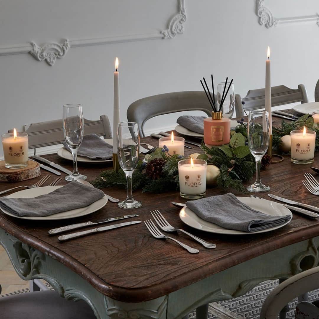 のインスタグラム：「With the guest lists now confirmed, its now time to turn your attention to the styling of the dining table. The soft glow of candles perfectly complement simple linen napkins and a foraged centrepiece, finished with a scented reed diffuser to softly fragrance the room with a warm an inviting scent, before it is filled with the smell of roast turkey.⠀ ⠀ #FlorisLondon #AllWrappedUp #ChristmasAtFloris #Christmas #GiftWrapping #FragranceGifts #LuxuryHomeScents #FlorisGifts #HomeScent #ReedDiffusers #Sandalwood #Gifting #PerfumeGifts #HomeFragrance #ChristmasCandles #Candles #TableSetting #ChristmasTable」