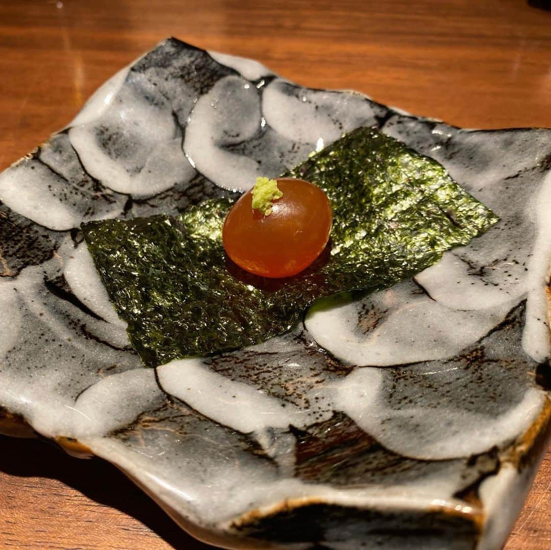 のインスタグラム：「焼き鳥🍗と言えないほど上品なお店。うーん、やっぱり地鶏は最高ですねぇ🤤  #六義園 #紅葉狩り帰り #焼き鳥  #日本っていいね  #天草地鶏  #いくらの炊き込みご飯  #yakitoriya  #japan_of_insta  #japanphoto  ＃rikugien」