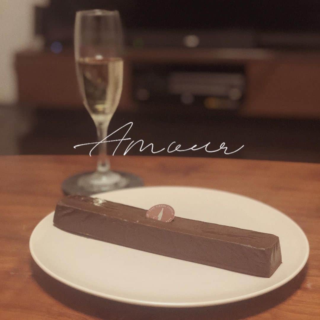 菊池かなこのインスタグラム：「. お取り寄せスイーツ🍰 @sweets_pro_goyofoods の 日本酒テリーヌショコラ🍫 ねっとりしていてとにかく濃厚!! でもダークチョコレートだから甘すぎず、生クリームでまろやかな味。 けっこう日本酒の風味はしっかり感じました✨ 福岡の糸島の白糸酒造の日本酒を使用しているそう🍶 お酒好きな方への贈り物にもすごく良さそう🎁 . . ୨୧┈┈┈┈┈┈┈┈┈┈┈┈┈┈┈┈┈୨୧ @sweets_pro_goyofoods #日本酒テリーヌショコラ #お取り寄せスイーツ #通販スイーツ #五洋食品産業 #贈り物 #チョコレート #pr」