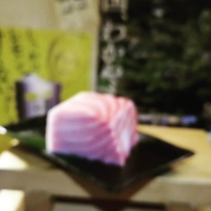 魚壱商店 天王寺店のインスタグラム：「お疲れ様です！  大トロ、中トロ盛り合わせ 777円！  19時までハッピーアワー🍺 ハイボール チューハイ 赤玉パンチが 99円です！！  本日限定、鍋食べ放題もやってます！！  #阿倍野グルメ #天王寺グルメ #マグロ #大トロ #中トロ #魚壱商店 #ハッピーアワー」