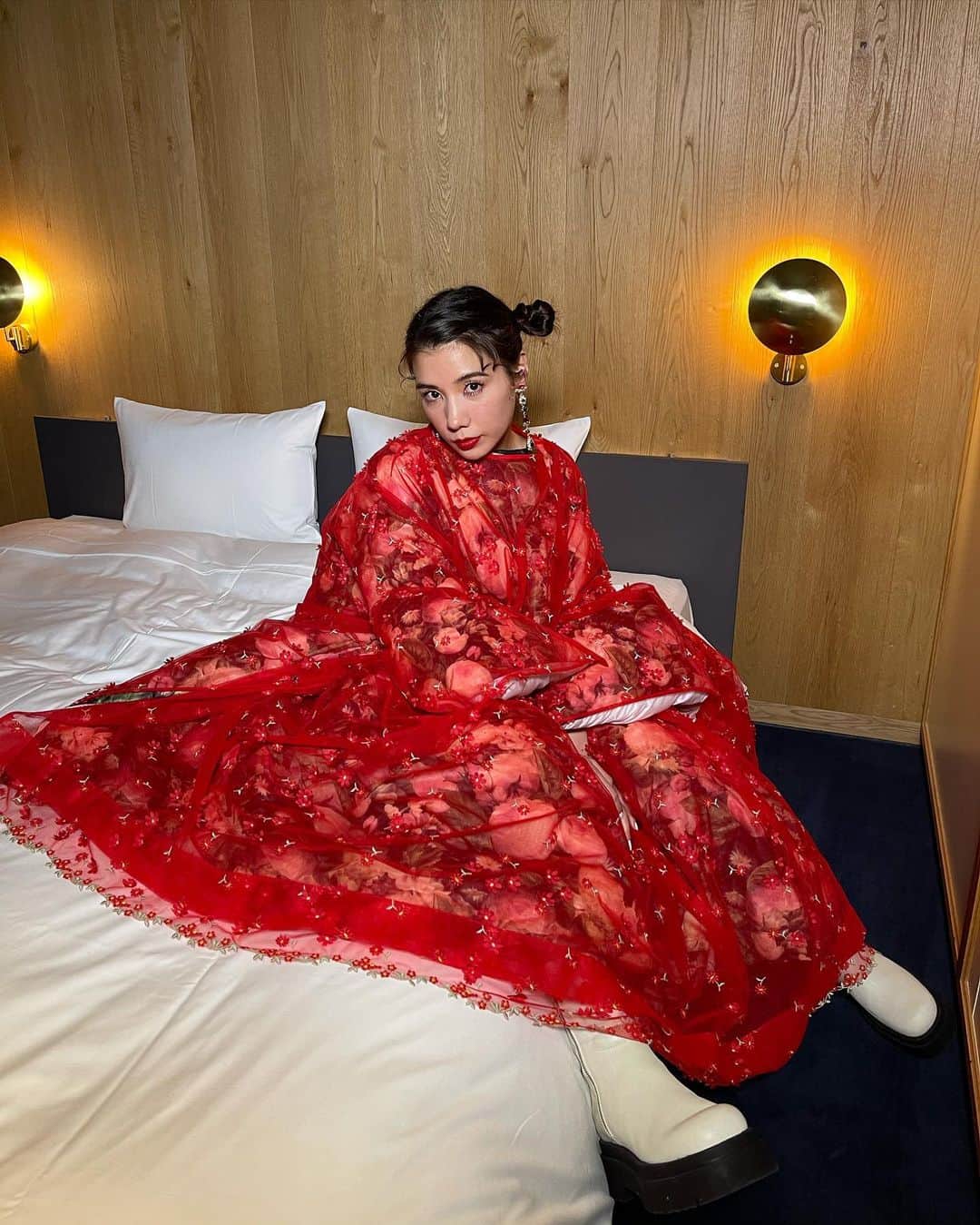 仲里依紗のインスタグラム：「昨日今際の国のアリスのイベントで着た 真っ赤なドレス🌹🌹🌹 @moncler  ダウンワンピース😍 あったかきゃわわちゃん❣️🥺❣️  スタイリング🤍 @naomi_banba  ヘアメイク🤍　@motooka_akihiro」