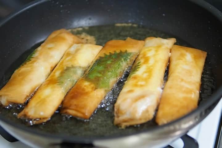 のインスタグラム：「12.08 昨日は鶏胸肉と紫蘇チーズの春巻き、今日は自家製チキンナゲットとフライドポテト、少し揚げ油が残ったので茄子の素揚げ(揚げ焼き)。 揚げ油残らずキレイに使いきりましたw。洗い物もラクラク。  #rocoごはん  #春巻き#自家製チキンナゲット#フライドポテト」