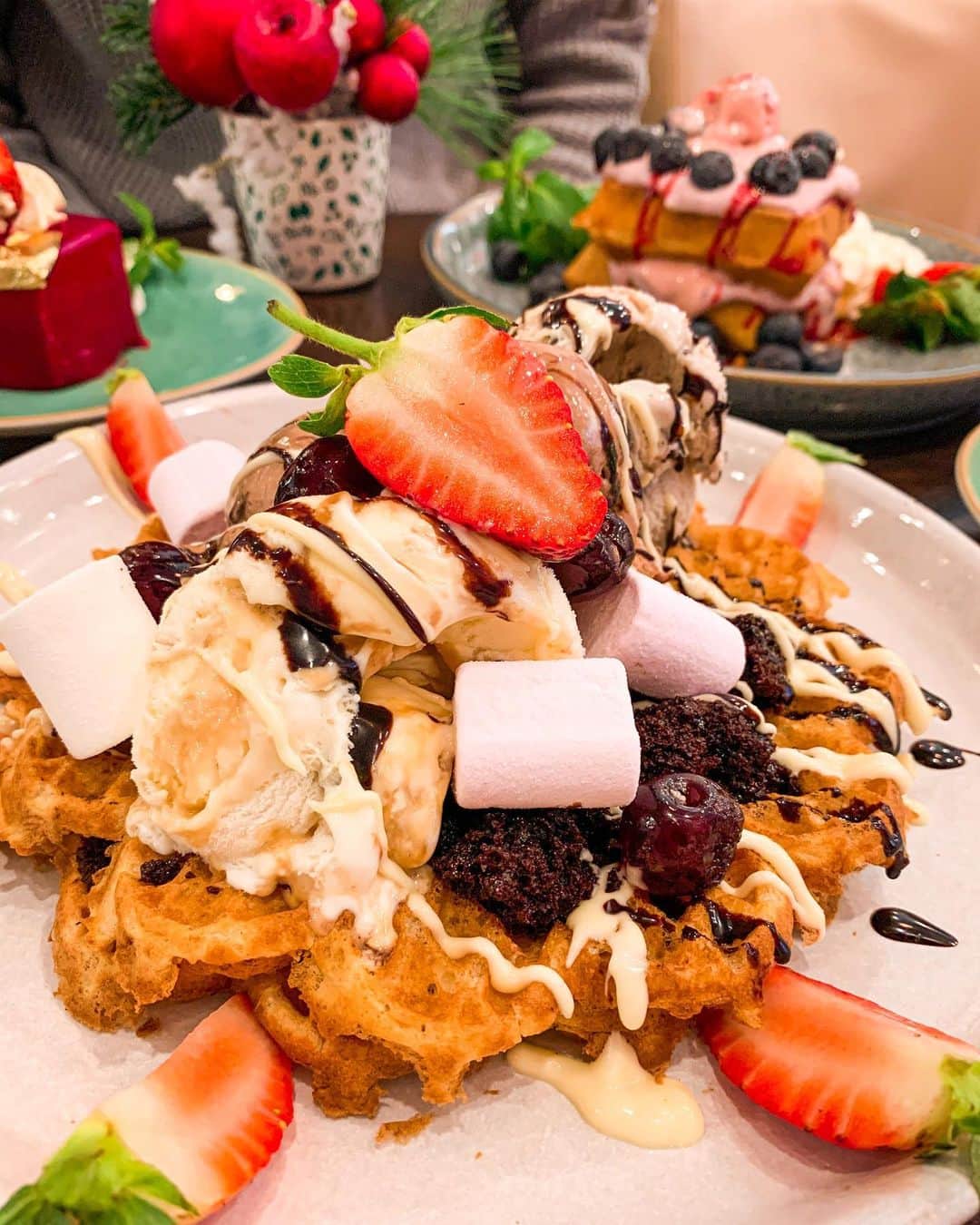 Eat With Steph & Coさんのインスタグラム写真 - (Eat With Steph & CoInstagram)「Warm, sweet and crispy Swedish waffles 🧇 paired with a generous dollop of ice cream and all things nice @kula_uk 💖 Perfect for satisfying a sweet tooth and for a winter day treat to share! 🤤✨   #invite  📸 @rain.sprout  #foodstagram #eeeeeats #forkyeah #londonfood #timeoutlondon #eatlondon #infatuationlondon #foodenvy #eatinglondon #foodinlondon #waffles #swedishwaffles #dessert #dessertlovers #londondessert #waffle #icecreamlovers #sweettoothsatisfied #sweettoothcravings #sweettooth #dessertshop #stchristopersplace #marylebone #londondesserts #våfflor #strawberriesandcream #wintertreats #winterdessert #dessertinlondon」12月8日 17時25分 - eatwithsteph_ldn