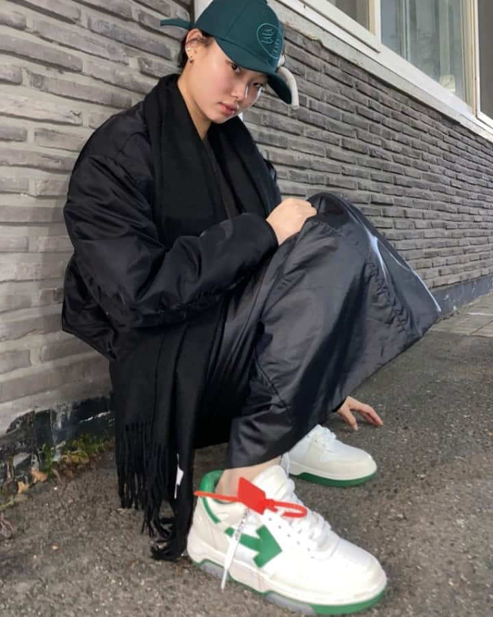 OFF-WHITE C/O VIRGIL ABLOHさんのインスタグラム写真 - (OFF-WHITE C/O VIRGIL ABLOHInstagram)「[found image] women's Off-White™ "Out Of Office" sneaker via @mulan_bae」12月8日 17時30分 - off____white