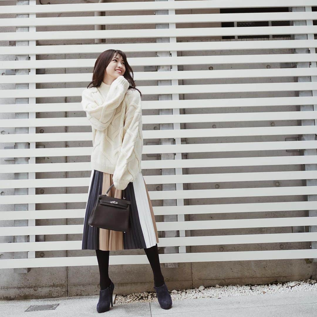 喜田彩子さんのインスタグラム写真 - (喜田彩子Instagram)「﻿ ﻿ 先日のコートの中コーデ♡﻿ ﻿ KNIT... @chesty_official ﻿ SKIRT... MA CHERIE﻿ SHOES... THE FIRST﻿ BAG... @hermes﻿ ﻿ このモコモコにケーブル編みニットのボリュームが好き🧶﻿ ﻿ みんなー、21:30にLiveでお会いしましょう！﻿ お肌のたるみ・ひきしめ・ほうれい線などなど...気になる方は是非です✨﻿ スペシャルな情報も...♡♡♡﻿ ﻿ ﻿ #fashion #outfit #ootd #coordinate #simple  #instagood #mamacode #mom  #엄마 #패션 #156センチコーデ #sサイズコーデ #お出かけコーデ #冬コーデ #秋冬コーデ #シンプルコーデ #ファッション #コーディネート #コーデ #ママ #ママコーデ」12月8日 17時35分 - ayacokida